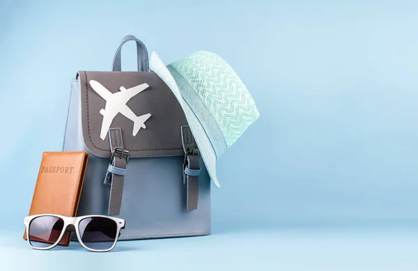 Kadın hipster turist sırt çantası pasaport ve şapka ile mavi arka plan üzerinde