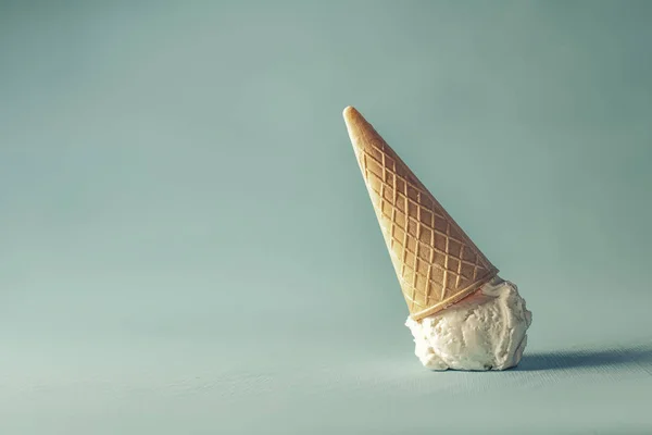 Helado Blanco Dulce Sobre Fondo Azul Pastel — Foto de Stock