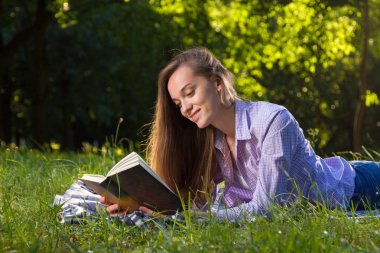 Genç kadın okuma kitabı gündüz Park