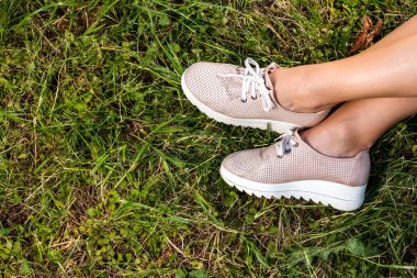 çim zemin üzerine kadın bacakları