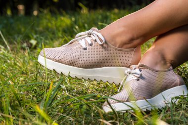 çim zemin üzerine kadın bacakları