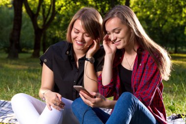 Birlikte dinlenme ve müzik Park iki genç kız