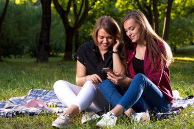 Birlikte dinlenme ve müzik Park iki genç kız