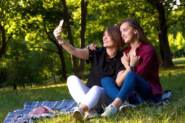 İki genç kız selfie parkta gündüz yapma.
