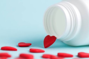 Hap mavi arka plan üzerinde kalp şeklinde