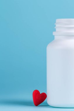 Kalp ve kavanoz için mavi arka plan tablet şeklinde tablet