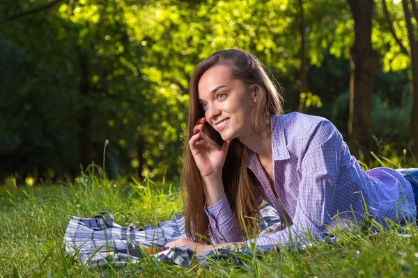 Mujer Joven Sonriente Usando Teléfono Inteligente Parque Otoño — Foto de Stock