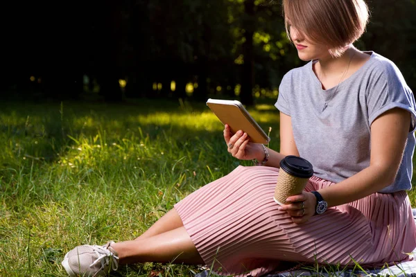 Young Girl Sitting Plaid Coffee Reading Electronic Book Park — Stock Photo, Image