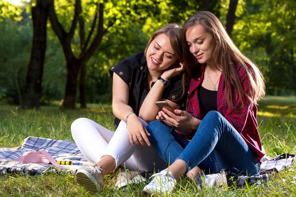 Birlikte dinlenme ve müzik Park iki genç kız