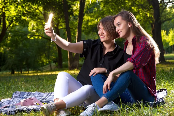 Deux Jeunes Filles Font Selfie Dans Parc Pendant Journée — Photo