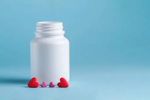 Comprimidos Forma Coração Frasco Para Comprimidos Fundo Azul — Fotografia de Stock