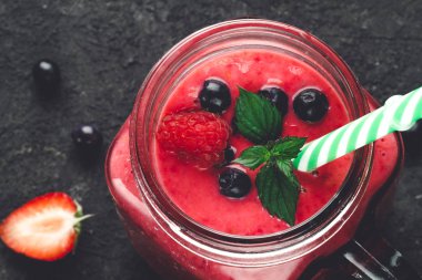 Soğuk smoothies uzuvlar siyah arka plan üzerine. Sağlıklı beslenme. Yaz