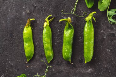 Satır koyu arka plan üzerinde yeşil bezelye