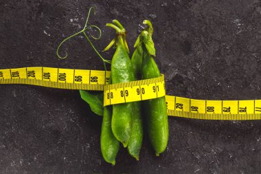 Taze, yeşil bezelye dallarında. Sağlıklı beslenme. Ağırlık kaybetme. Güzellik standartları. 90, 60, 90. Sağlıklı gıda. 