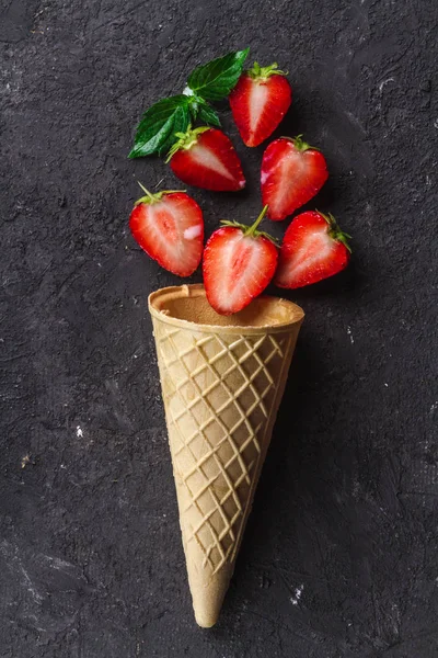 Cono Gofre Crujiente Con Fresas Frescas Sobre Fondo Negro — Foto de Stock