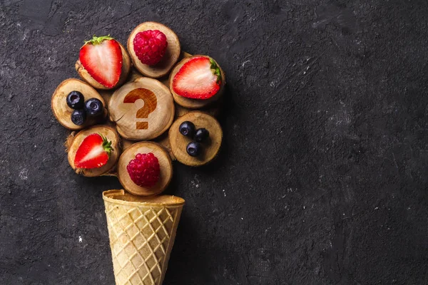 Cono Crujiente Gofres Con Jugosas Bayas Arándanos Frambuesas Fresas Sobre — Foto de Stock