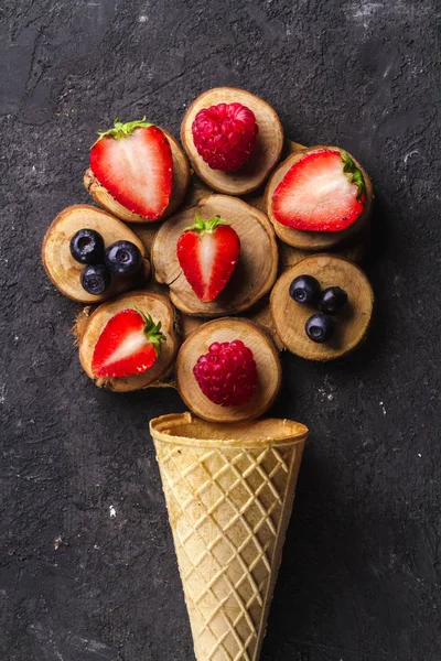 Cono Crujiente Gofres Con Jugosos Arándanos Frambuesas Fresas Sobre Fondo — Foto de Stock