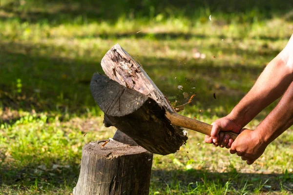 Ung Man Hugga Ved Skogen — Stockfoto