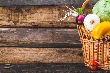 Taze sebze sepeti ahşap arka plan üzerinde natürmort. Vitaminler. Sağlıklı gıda.