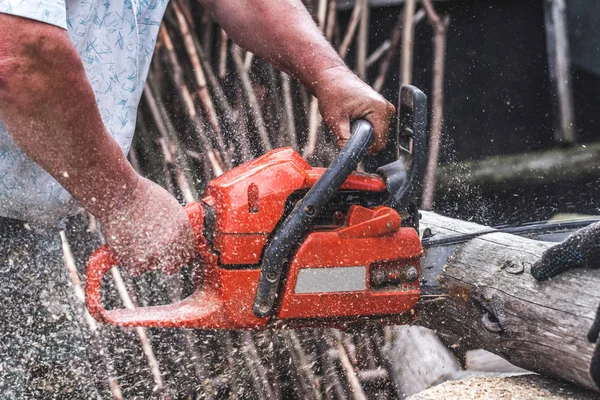 Hombre Cortando Madera Con Sierra Eléctrica —  Fotos de Stock