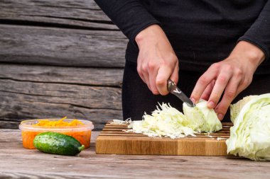 Adam mutfakta sebze kesiyor..