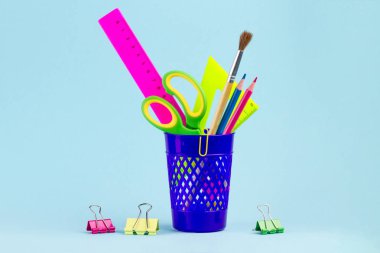 Canlı Kırtasiye, mavi zemin üzerine mavi Kupası'nda okul malzemeleri. Kopya alanı.