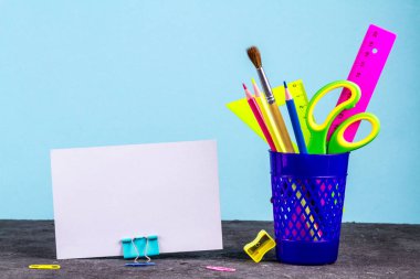 Okul üzerinde mavi arka plan sağlar. Okul kavramı. Uzay kopyalayın. Metin için çerçeve.