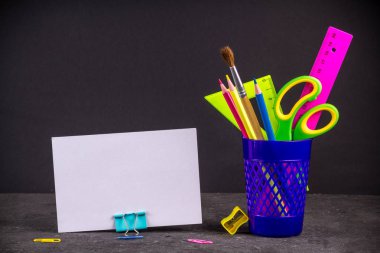 Boş kağıt ile eski püskü siyah arka plan üzerine kopya alanı ve okul malzemeleri.