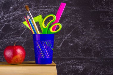 Eski püskü siyah arka plan üzerine görünümü Kapat kitap, apple ve okul malzemeleri.