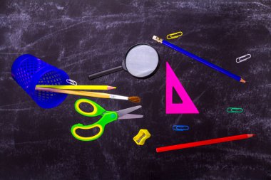 Eski püskü koyu arka plan üzerinde diffrent okul malzemeleri