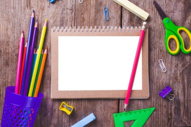 Ahşap arka plan üzerinde çeşitli okul malzemeleri. Kopya alanı
