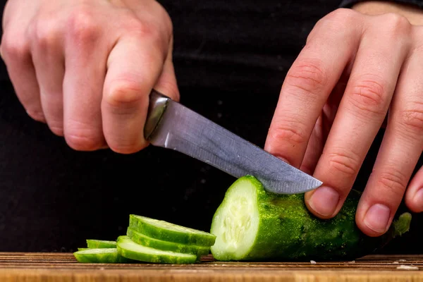 Homem Cortando Pepino Fresco Placa Madeira — Fotografia de Stock