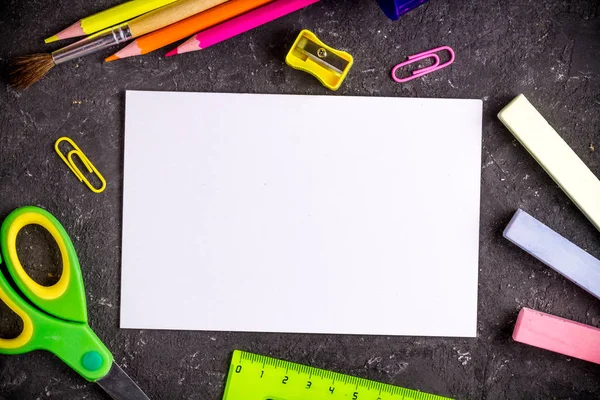 Vista Superior Coloridos Útiles Escolares Con Papel Blanco Con Espacio — Foto de Stock