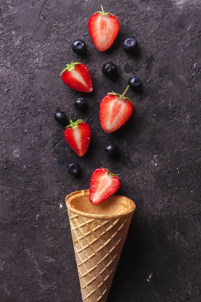 Cono Gofre Crujiente Con Arándanos Fresas Sobre Fondo Negro Con — Foto de Stock