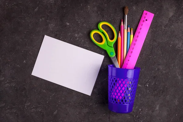 Material Escolar Vívido Sobre Fundo Preto Conceito Escolar Espaço Cópia — Fotografia de Stock