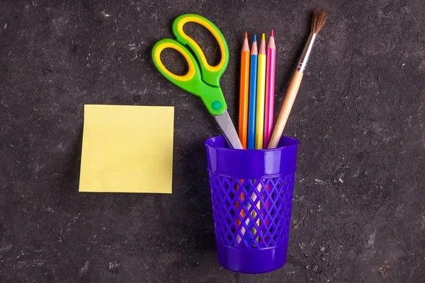 Tijeras Pincel Lápices Taza Sobre Fondo Pizarra Escolar Con Pegatina — Foto de Stock