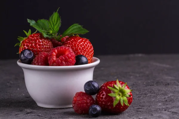 黑底小白碗草莓 覆盆子和蓝莓的细部观察 — 图库照片