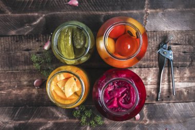 Kavanoz turşu taze sebze ahşap arka plan üzerinde. Üstten görünüm. Sonbahar. Gıda stoku