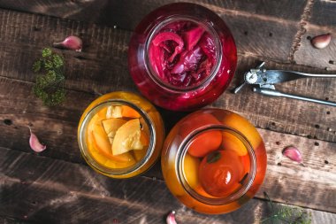 Picklejar ahşap arka plan üzerinde turşu taze, ev yapımı sebze. Üstten görünüm. 