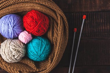 Renkli örgü, örgü iğne falan batmazdı karanlık bir arka plan iş parçacığı. Üstten görünüm