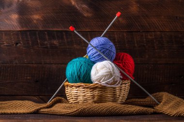 Örgü, örme atkı, örgü iğne falan batmazdı karanlık bir arka plan için renk iplik. 