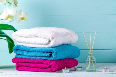 Havlu mavi bir arka plan üzerinde. Hijyen. Duş. Aroma terapi