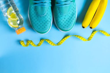 Sağlıklı bir diyet, spor yaşam tarzı kavramı. Spor. Çalıştırın. Spor ayakkabıları. Detoks, limon suyu. Uzay kopyalayın. Üstten görünüm