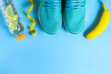 Bir spor yaşam tarzı kavramı. Ağırlık kaybetme. Detoks. İçki detoks. Spor ayakkabıları. Uzay kopyalayın. Üstten görünüm