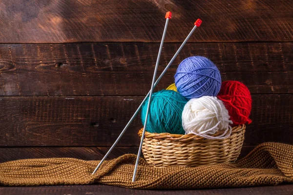 Farbgarn Zum Stricken Strickschal Stricknadeln Auf Dunklem Hintergrund Kopierraum Strickkonzept — Stockfoto