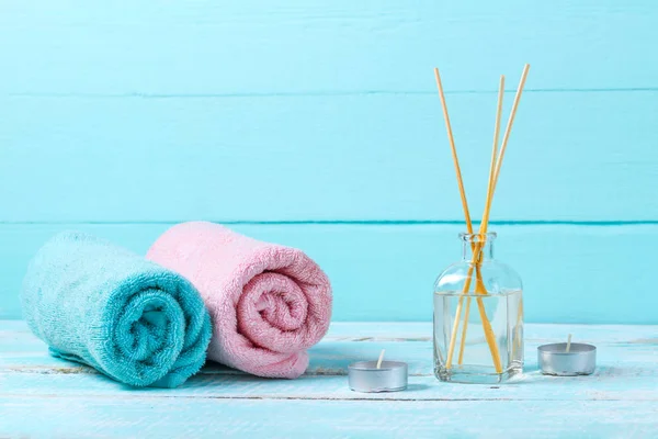 Asciugamani Blu Rosa Sfondo Blu Legno Igiene Doccia Bagno Spa — Foto Stock