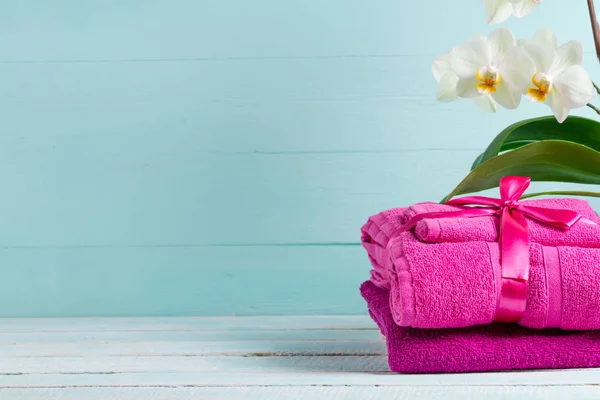 Asciugamani Sfondo Blu Igiene Doccia Bagno Copia Spazio — Foto Stock