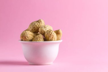 Fıstık pembe bir arka plan üzerinde. Bir avuç fıstık. Fındık, doğru sağlıklı gıda. Kopya alanı