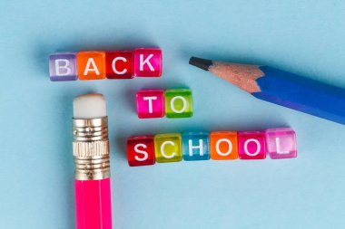 Okul hazırlıkları yazıt mavi bir arka plan üzerinde okula geri. Okul malzemeleri.