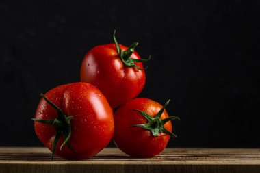 Taze domates, ahşap kesme tahtası. Domates hasat. Sebze